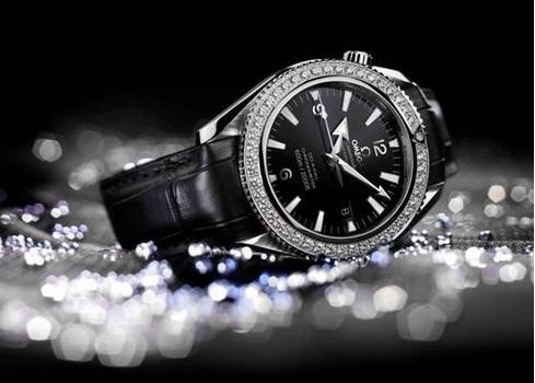 如何调整欧米茄手表表带的松紧度？